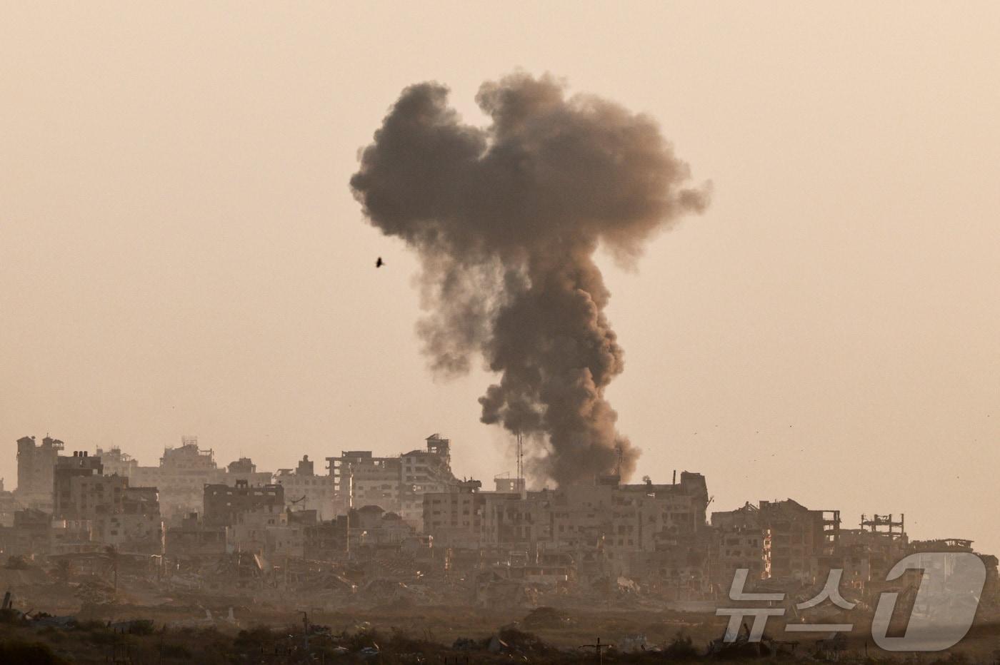 16일&#40;현지시간&#41; 가자지구에서 폭발 뒤 연기가 피어오르고 있다. 이스라엘이 이날 가자지구 최대 도시인 가자시티에 지상군을 투입해 20명 이상이 숨지고 수십 명이 다쳤다. 2025.09.16. ⓒ 로이터=뉴스1 ⓒ News1 윤다정 기자