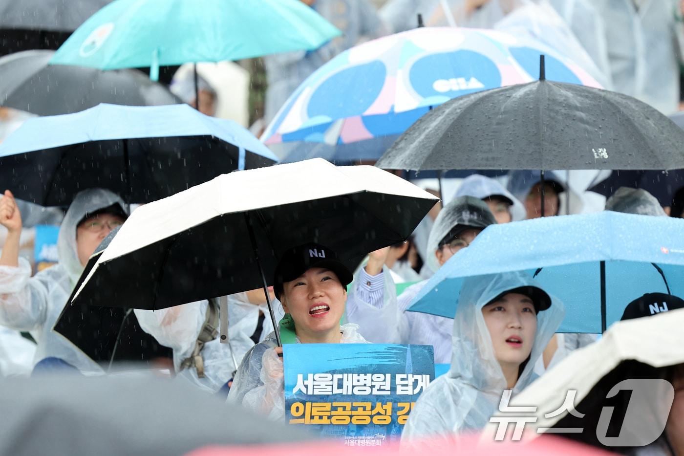 공공운수노조 의료연대 서울대병원분회 조합원들이 17일 오전 서울 종로구 서울대병원 본관 시계탑 앞에서 열린 &#39;공동파업 출정식&#39;에서 구호를 외치고 있다. 2025.9.17/뉴스1 ⓒ News1 황기선 기자