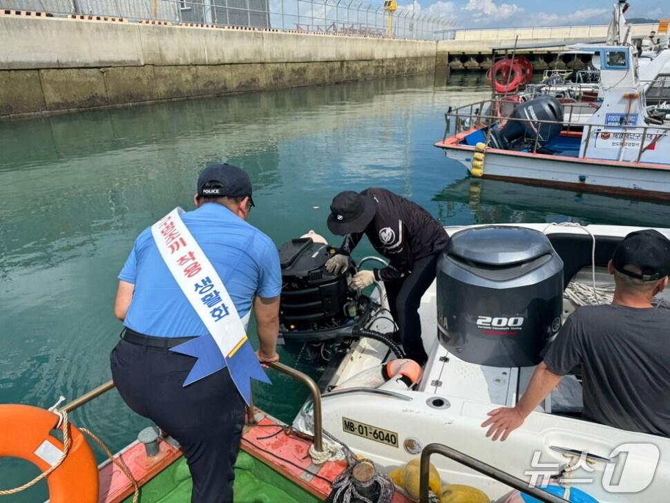 본문 이미지 - 지난 16일 완도군 신항만에서 완도해경이 수상레저기구 무상점검을 실시하고 있다. (완도해경 제공. 재판매 및 DB 금지)