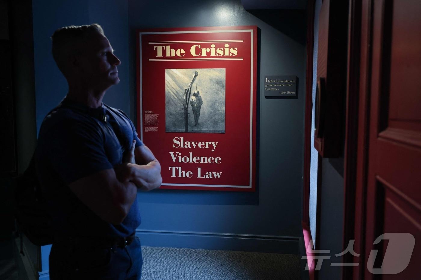16일&#40;현지시간&#41; 한 방문객이 웨스트버지니아 하퍼스페리에 위치한 하퍼스페리 국립역사공원 내 존 브라운 박물관에서 노예제와 관련된 전시물을 보고 있다. 2025.09.16. ⓒ AFP=뉴스1 ⓒ News1 윤다정 기자