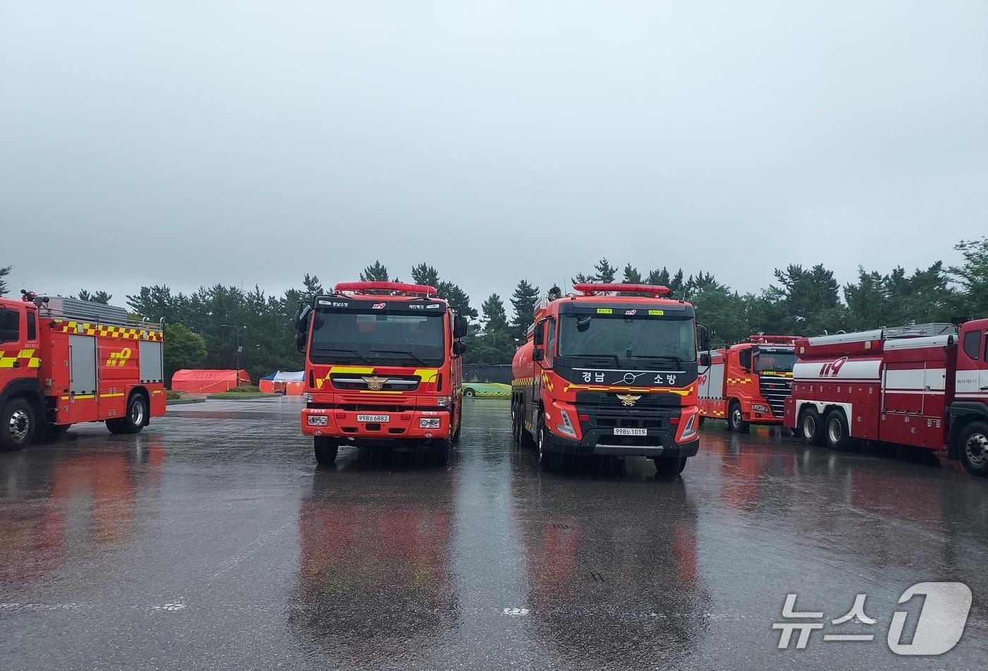강원 강릉지역에 단비가 내린 17일 주문진읍 강북공설운동장에 집결 중인 소방 펌프차량이 우천으로 멈춰서 있다.&#40;강원도소방본부 제공, 재판매 및 DB 금지&#41; 2025.9.17/뉴스1