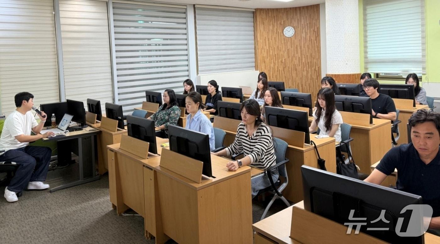 충북 증평군은 17일 군립도서관 3층 평생학습2실에서 서무담당과 각 부서 직원 50여 명을 대상으로 AI·데이터 행정역량 실습 교육을 진행했다.(증평군 제공, 재판매 및 DB금지)/뉴스1