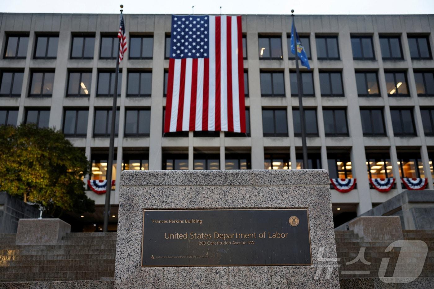 미국 워싱턴 D.C.에 위치한 미국 노동부 본부 건물에 성조기가 걸려 있다.2025.09.16. ⓒ 로이터=뉴스1 