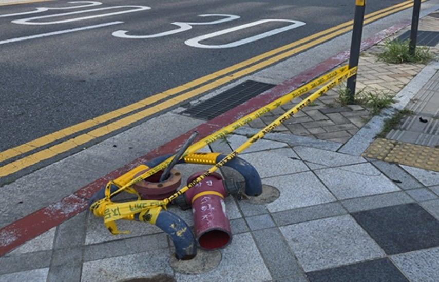 본문 이미지 - 파손된 소화전. (세종소방본부 제공. 재판매 및 DB 금지)