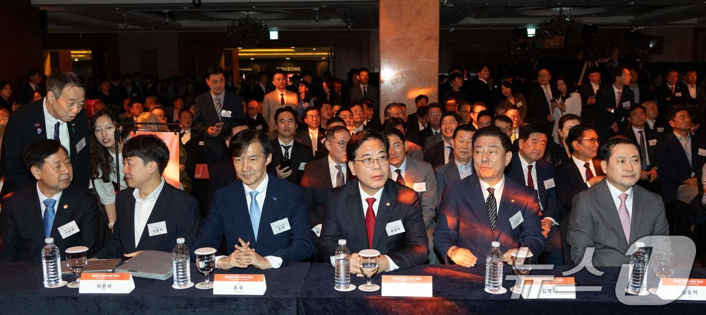 17일 서울 중구 롯데호텔에서 열린 중앙일보 창간60주년 기념식이 열렸다. 앞줄 오른쪽부터 장동혁 국민의힘 대표, 김병기 더불어민주당 원내대표, 송언석 국민의힘 원내대표, 조국 조국혁신당 비상대책위원장, 이준석 개혁신당 대표, 구윤철 경제부총리 겸 기획재정부 장관. 2025.9.17/뉴스1 ⓒ News1 국회사진기자단