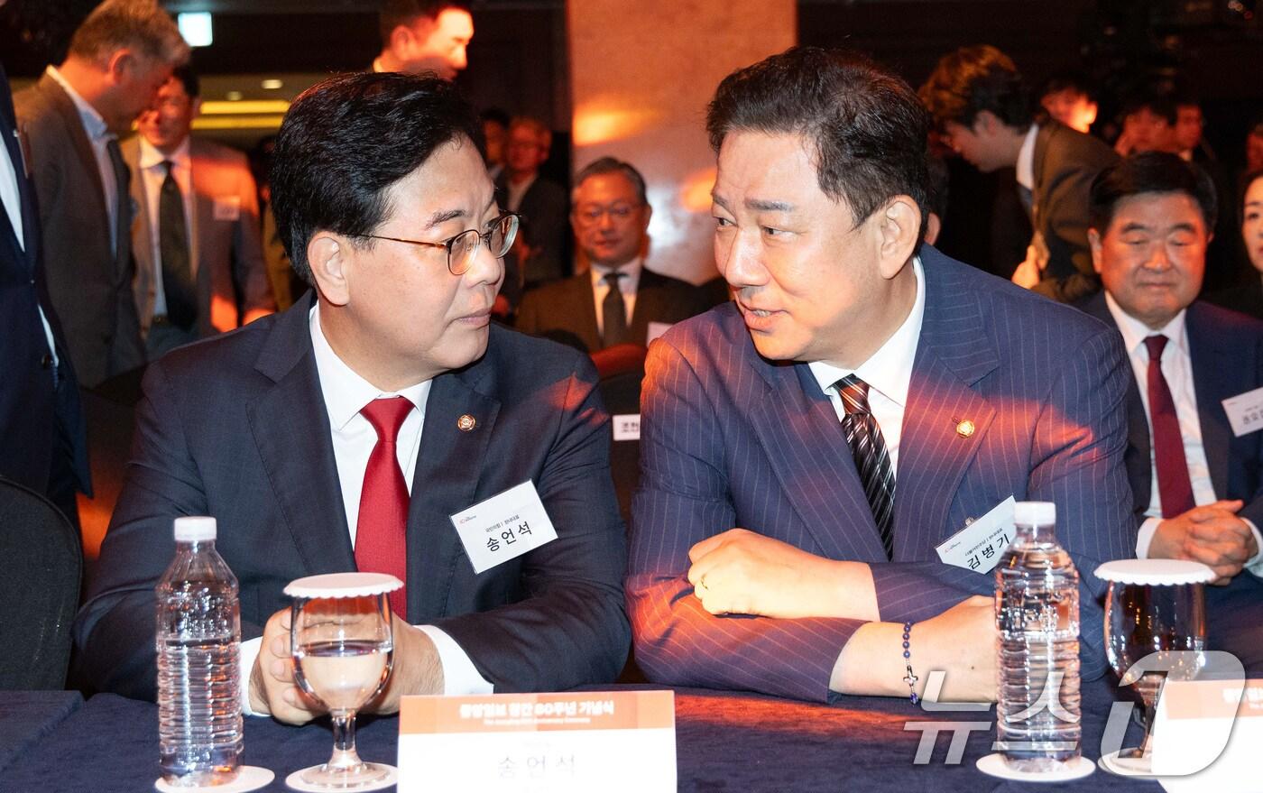 김병기 더불어민주당 원내대표&#40;오른쪽&#41;와 송언석 국민의힘 원내대표가 17일 서울 중구 롯데호텔에서 열린 중앙일보 창간60주년 기념식에서 대화하고 있다. 2025.9.17/뉴스1 ⓒ News1 국회사진기자단