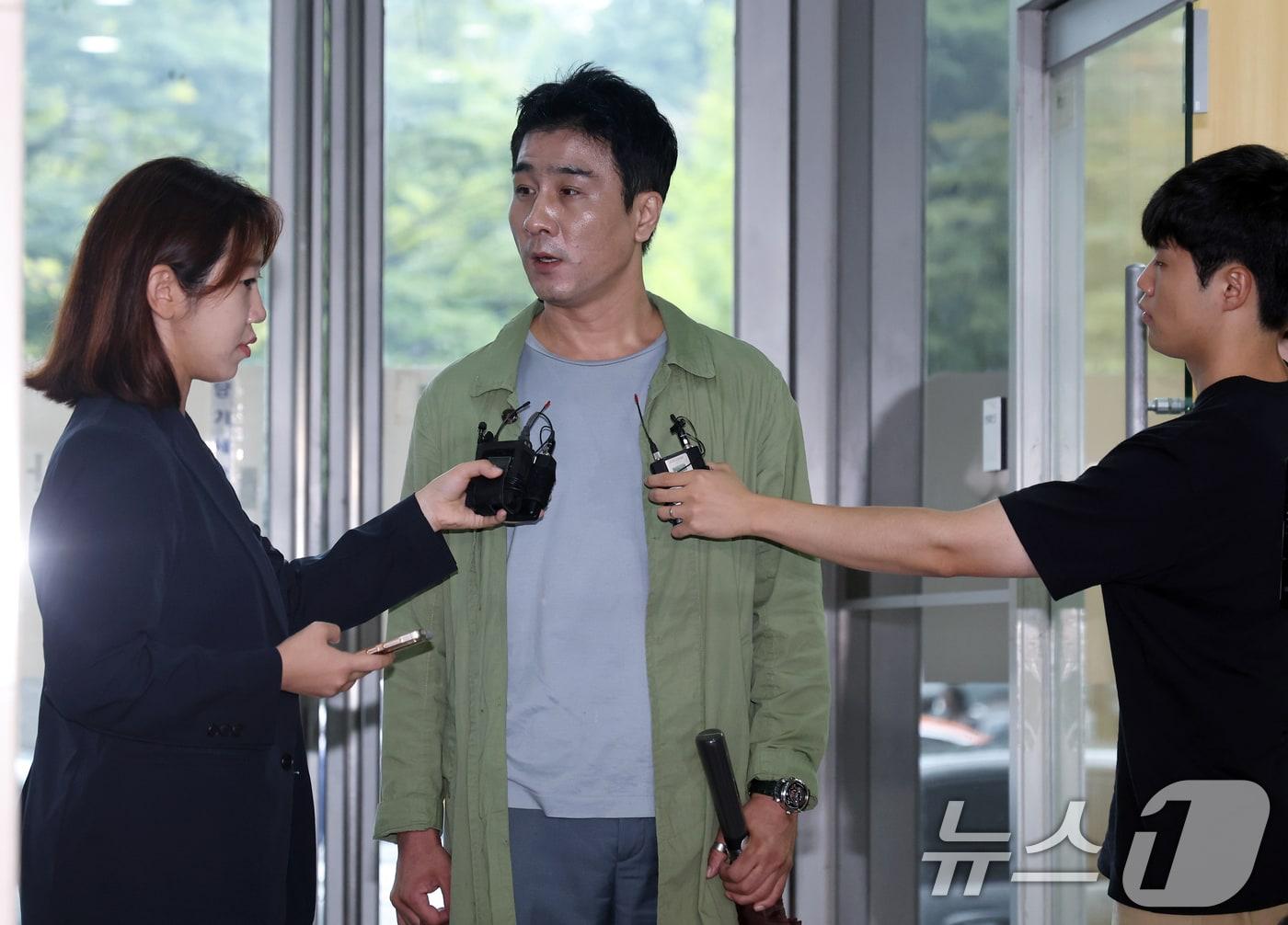 본문 이미지 - 구명로비 위증교사 혐의를 받는 해병대 출신 이관형 씨가 17일 오전 서울 서초구 순직해병 특검(이명현 특별검사) 사무실에서 피의자 조사를 받기 위해 출석하며 입장을 밝히고 있다. 2025.9.17/뉴스1 ⓒ News1 박정호 기자