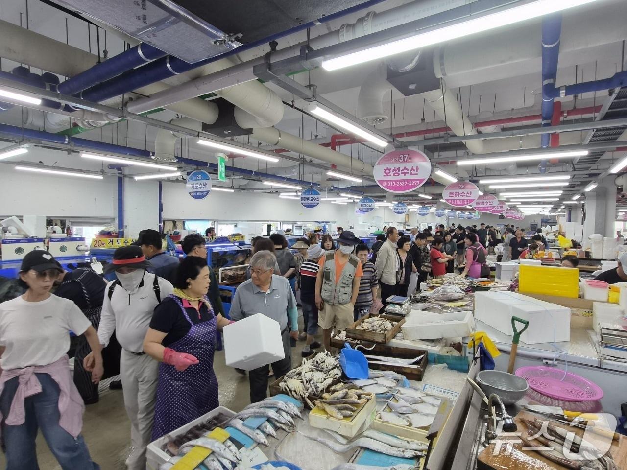 본문 이미지 - 군산수산물종합센터가 오징어 등 수산물을 구입하기 위해 찾은 방문객들로 북적이는 모습. (군산시 제공. 재판매 및 DB금지)