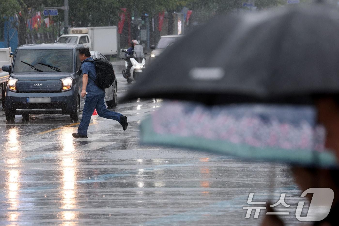 전국 대부분 지역에 비가 내리며 서울과 경기북부 등에 호우특보가 발효중인 17일 서울 종로구 광화문네거리에서 한 시민이 비를 피하기 위해 뛰어가고 있다. 2025.9.17/뉴스1 ⓒ News1 이광호 기자