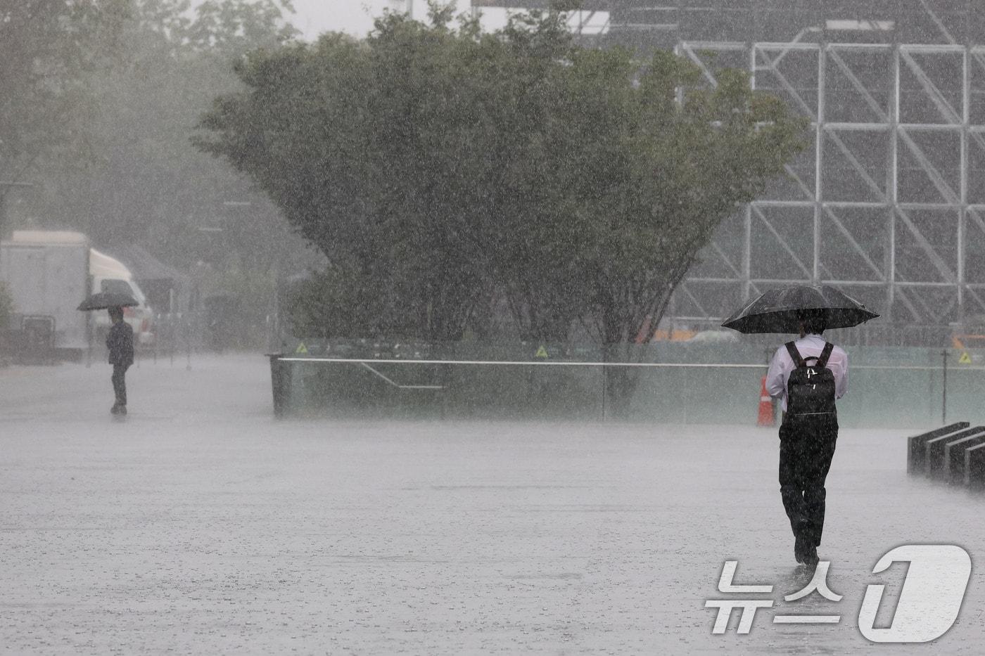 전국 대부분 지역에 비가 내리며 서울과 경기북부 등에 호우특보가 발효됐던 지난 17일 서울 종로구 광화문광장에서 우산을 쓴 시민들이 발걸음을 옮기고 있다. 2025.9.17/뉴스1 ⓒ News1 이광호 기자