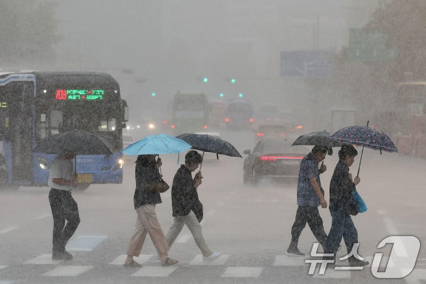 서울 종로구 광화문네거리에서 우산을 쓴 시민들이 발걸음을 옮기고 있다. 2025.9.17/뉴스1 ⓒ News1 이광호 기자