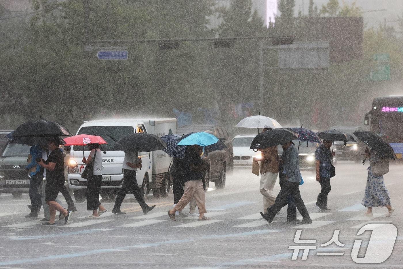 전국 대부분 지역에 비가 내리며 서울과 경기북부 등에 호우특보가 발효됐던 지난 17일 서울 종로구 광화문네거리에서 우산을 쓴 시민들이 발걸음을 옮기고 있다. 2025.9.17/뉴스1 ⓒ News1 이광호 기자