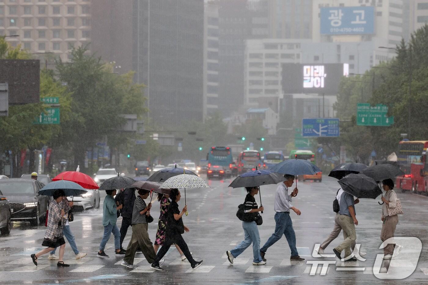 전국 대부분 지역에 비가 내리며 서울과 경기북부 등에 호우특보가 발효중인 17일 서울 종로구 광화문네거리에서 우산을 쓴 시민들이 발걸음을 옮기고 있다. 2025.9.17/뉴스1 ⓒ News1 이광호 기자