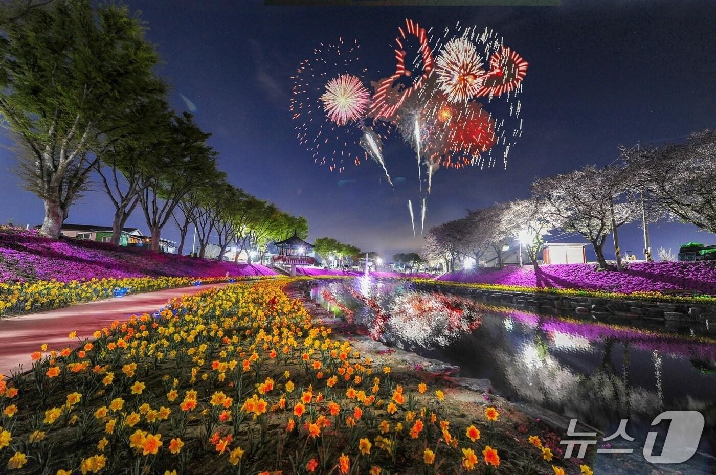 전북 순창군이 진행한 &#39;사계절 양지천에 반하다&#39; 사진 공모전 대상 수상작 &#39;꽃길 위 불꽃의 향연&#39;&#40;강은옥 작&#41;.&#40;순창군 제공. 재판매 및 DB금지&#41;/뉴스1