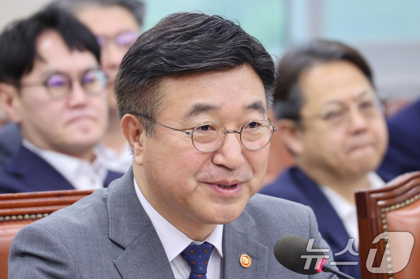 윤호중 행정안전부 장관이 17일 오전 서울 여의도 국회에서 열린 행정안전위원회 전체회의에서 의원 질의에 답변하고 있다. 2025.9.17/뉴스1 ⓒ News1 신웅수 기자