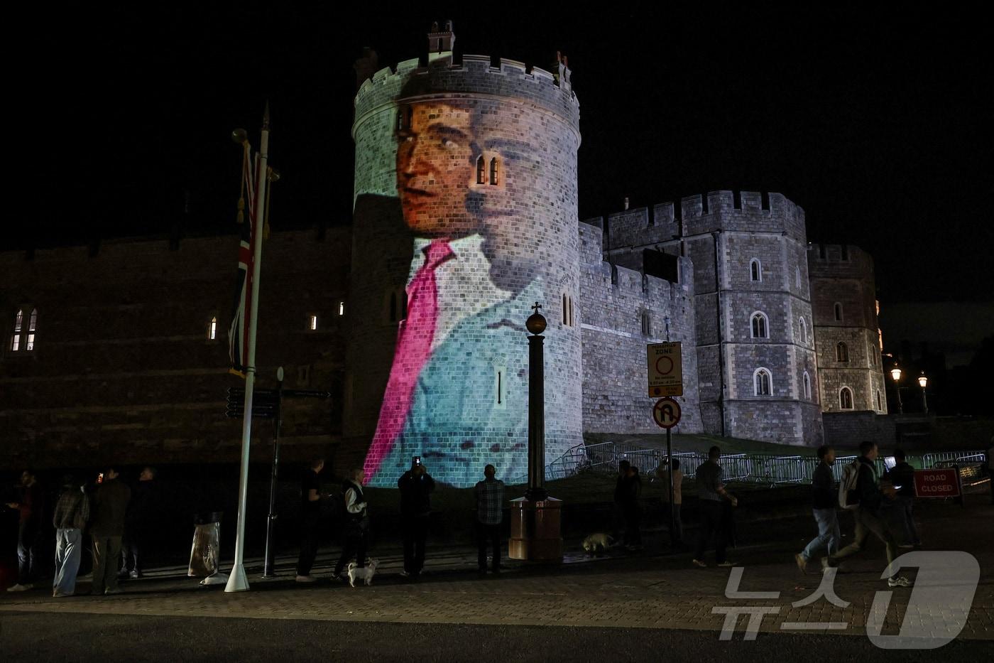 16일&#40;현지시간&#41; 영국 버크셔 윈저에서 국빈 방문 중인 도널드 트럼프 미국 대통령과 영부인 멜라니아 트럼프가 도착한 뒤, 성범죄를 저지르고 감옥에서 사망한 제프리 엡스타인과 트럼프 대통령의 이미지가 윈저성에 투사되고 있다. 2025.09.16.ⓒ 로이터=뉴스1