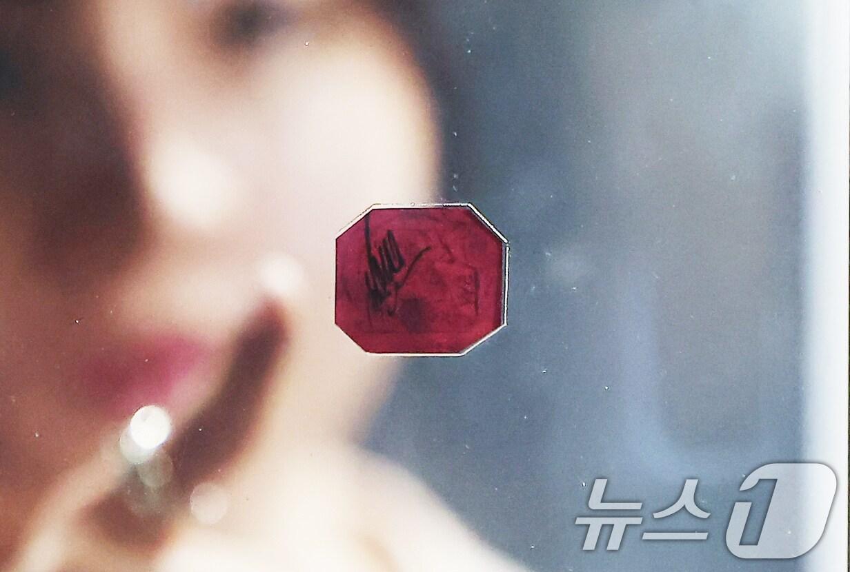 본문 이미지 - 17일 서울 강서구 코엑스 마곡에서 열린 '세계우표전시회 필라코리아2025'에서 관람객이 세계에서 가장 희귀하고 값비싼 우표로 평가받는 '1센트 마젠타' 우표를 살펴보고 있다. 2025.9.17/뉴스1 ⓒ News1 김도우 기자