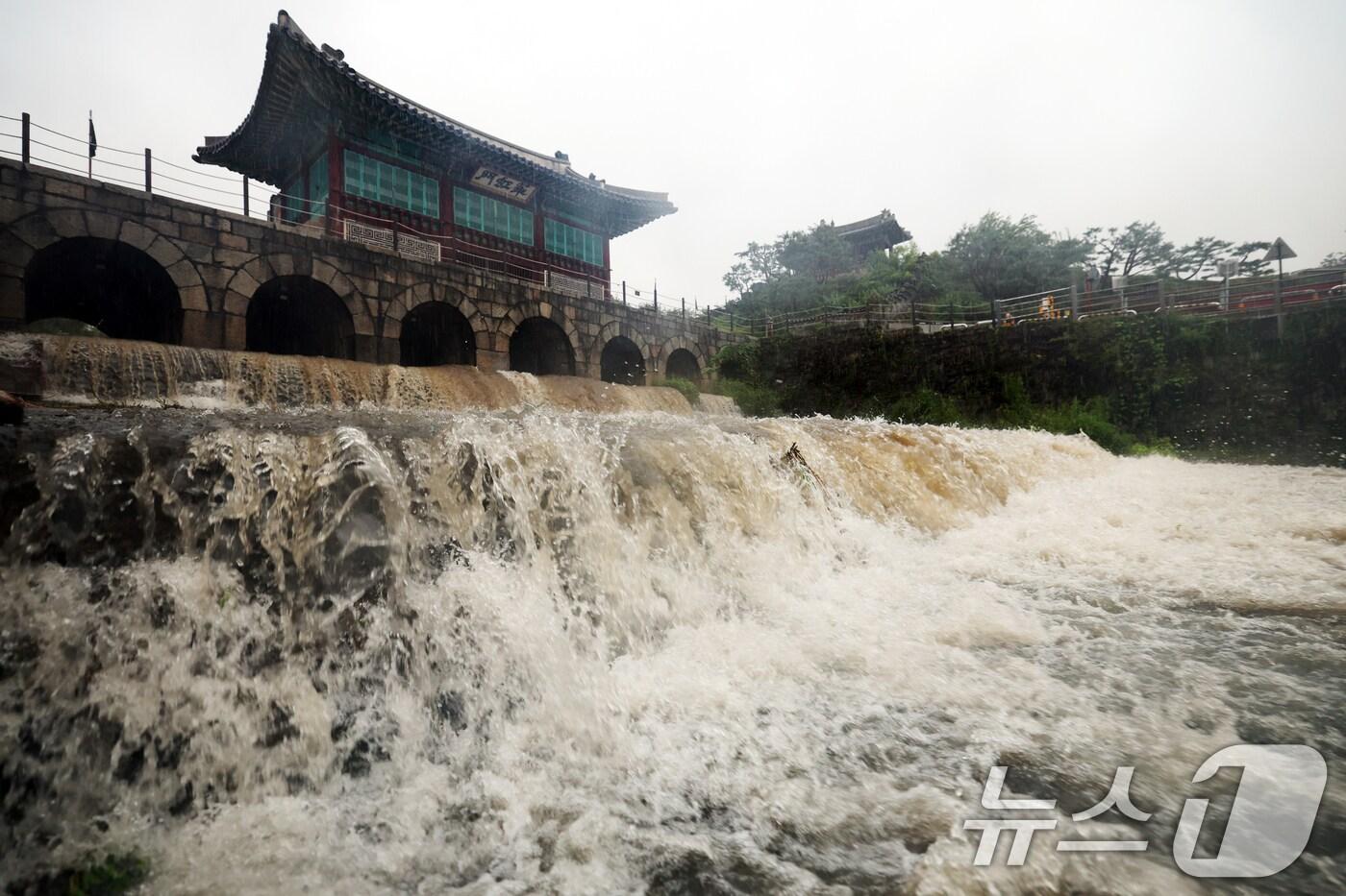 거센 가을비가 내린 17일 오전 경기 수원시 팔달구 수원화성 화홍문의 모든 수문에서 물이 쏟아져 나오고 있다. 2025.9.17/뉴스1 ⓒ News1 김영운 기자