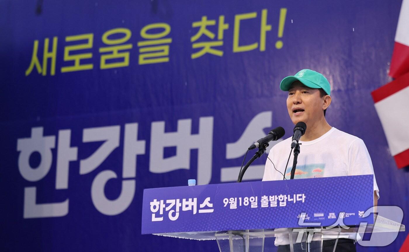 오세훈 서울시장이 17일 서울 여의도 한강버스선착장에서 열린 한강버스 취항식에 축사를 하고 있다. 서울의 첫 수상 대중교통 &#39;한강버스&#39;는 18일 오전 11시 첫 출항에 나선다. 2025.9.17/뉴스1 ⓒ News1 박지혜 기자