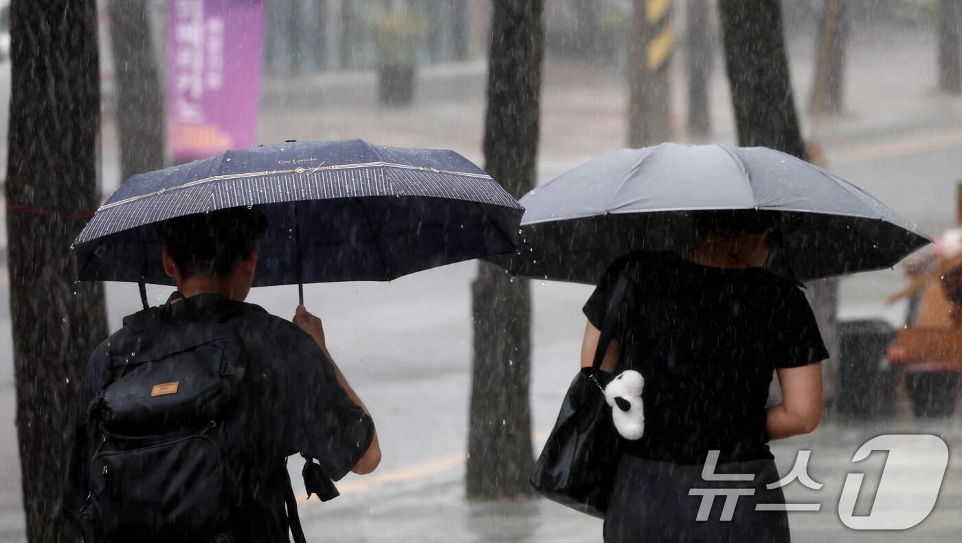 17일 전북 전주시 효자로에서 우산을 쓴 시민들이 발걸음을 재촉하고 있다. 2025.9.17/뉴스1 ⓒ News1 유경석 기자