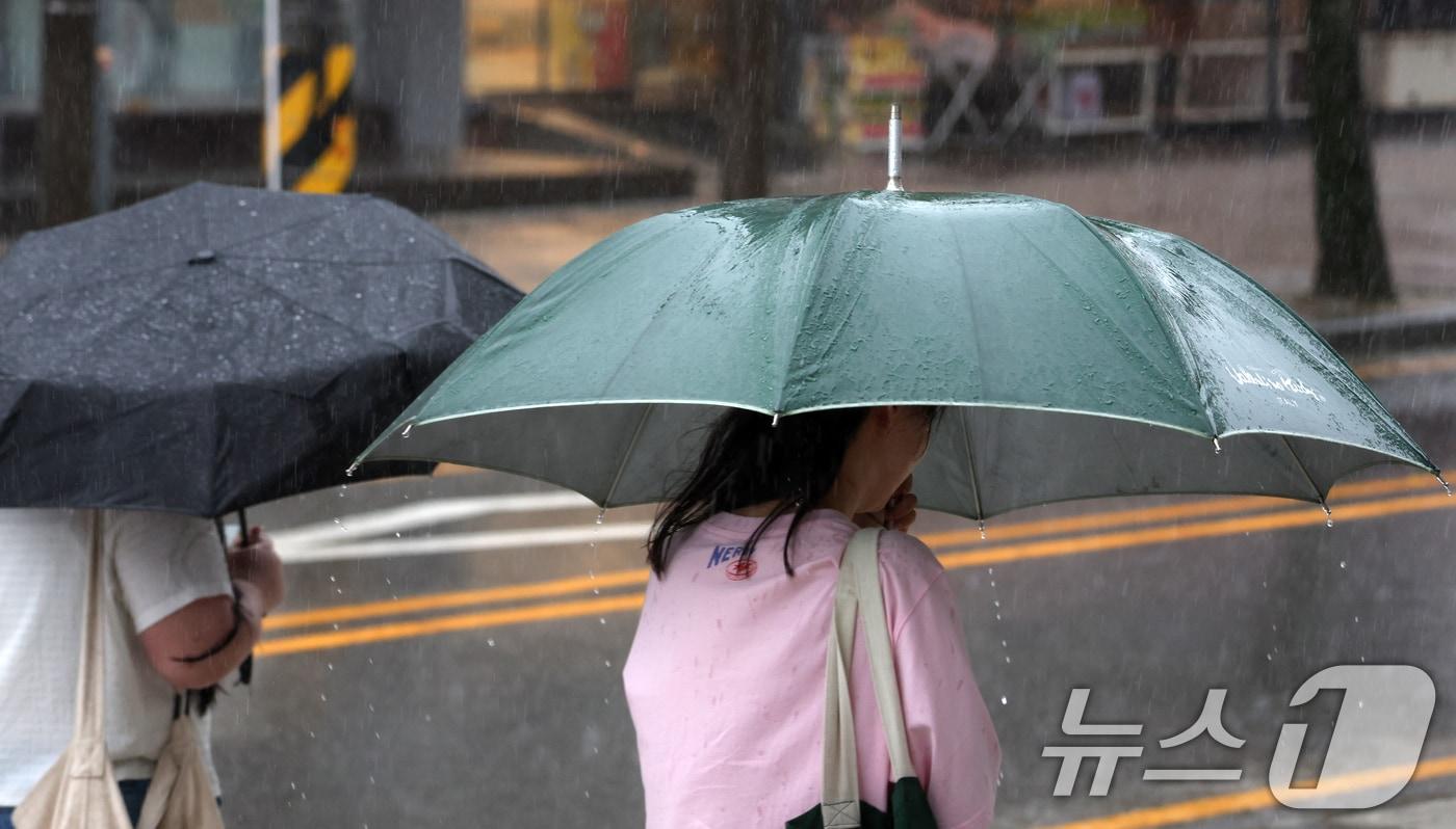 전북 전주시 효자로에서 우산을 쓴 시민들이 발걸음을 재촉하고 있다. 2025.9.17/뉴스1 ⓒ News1 유경석 기자