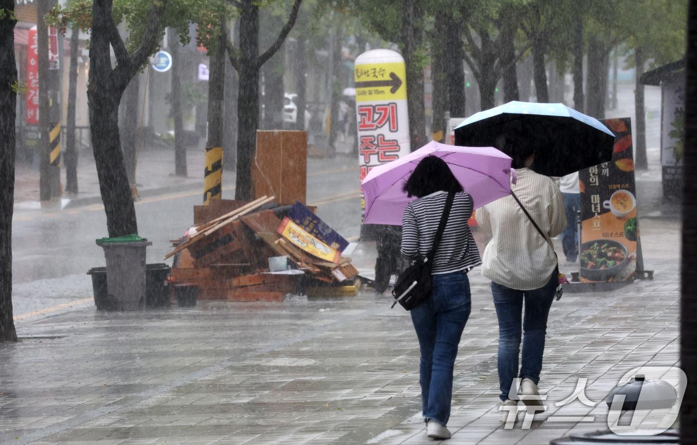 17일 전북 전주시 효자로에서 우산을 쓴 시민들이 발걸음을 재촉하고 있다. 2025.9.17/뉴스1 ⓒ News1 유경석 기자