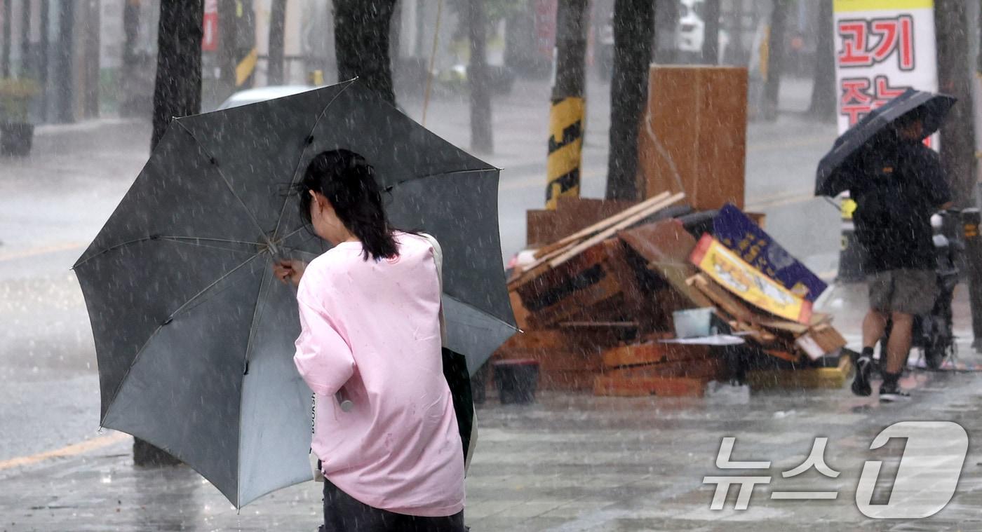 17일 전북 전주시 효자로에서 우산을 쓴 시민들이 발걸음을 재촉하고 있다. 2025.9.17/뉴스1 ⓒ News1 유경석 기자