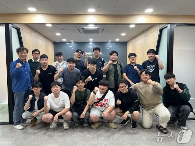 본문 이미지 - 폴리텍대학 대전캠퍼스 인공지능과 '데이터 안심구역' 활용 교육 후 기념촬영하는 모습. (한국폴리텍IV대학 대전캠퍼스 제공.재판매 및 DB금지)/뉴스1