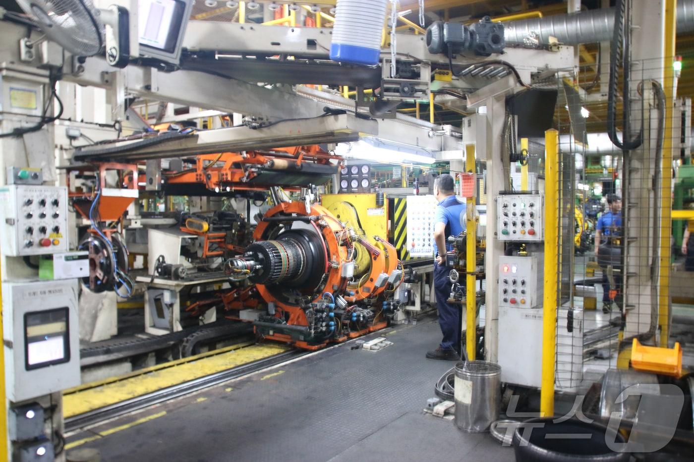 지난 5월 발생한 화재로 생산이 중단됐던 금호타이어 광주공장의 시험가동이 17일 시작됐다.&#40;금호타이어 제공, 재배포 및 DB 금지&#41;/뉴스1