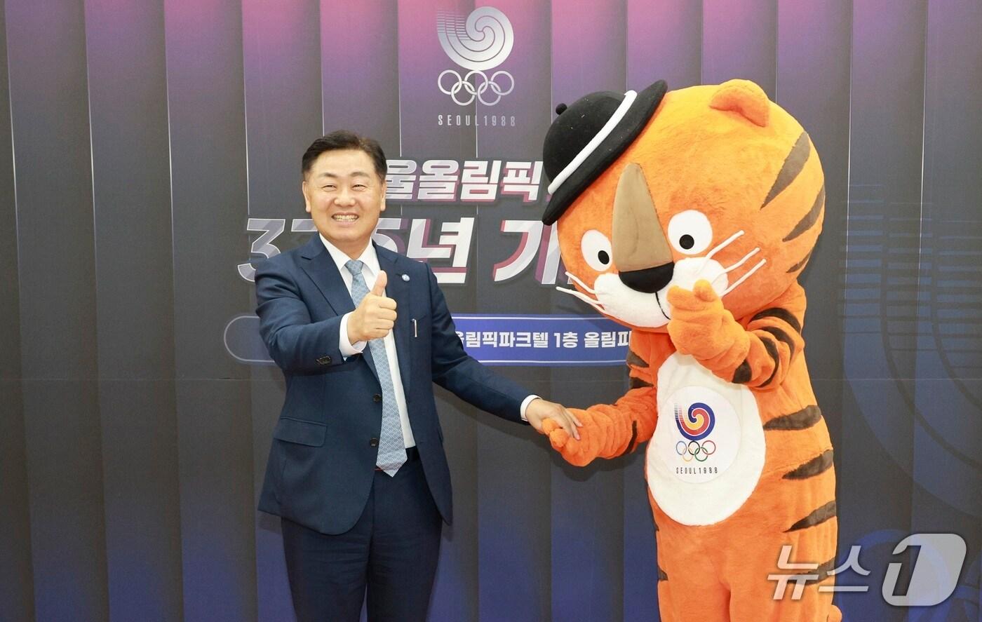 17일 서울올림픽파크텔 올림피아홀에서 '서울올림픽 개최 37주년 기념식'이 개최된 가운데 김관영 전북지사가 88서울올림픽 마스코트 호돌이와 기념 촬영을 하고 있다.(전북도 제공. 재판매 및 DB금지)/뉴스1