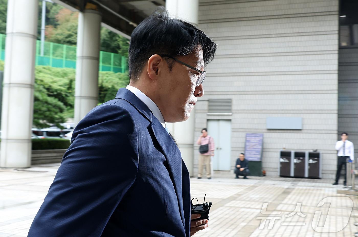 김건희 여사가 연루된 &#39;공천 청탁&#39; 의혹의 핵심 인물 김상민 전 부장검사가 17일 오후 서울 서초구 서초동 서울중앙지방법원에서 열린 구속 전 피의자 심문&#40;영장실질심사&#41;에 출석하고 있다. &#40;공동취재&#41; 2025.9.17/뉴스1 ⓒ News1 박정호 기자