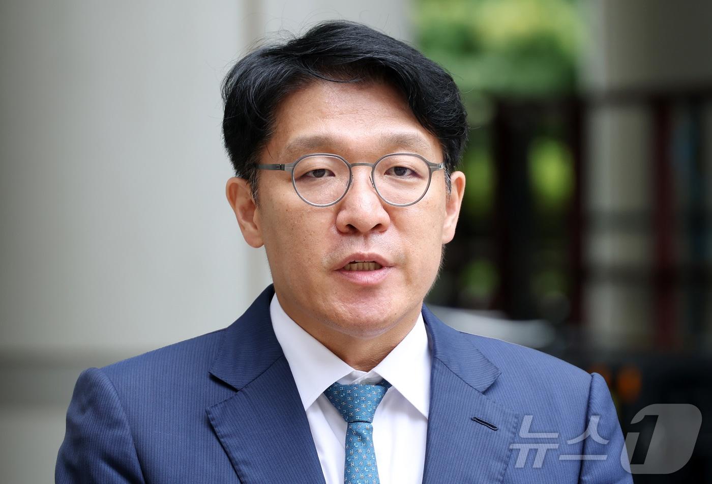 김건희 여사가 연루된 &#39;공천 청탁&#39; 의혹의 핵심 인물 김상민 전 부장검사가 17일 오후 서울 서초구 서초동 서울중앙지방법원에서 열린 구속 전 피의자 심문&#40;영장실질심사&#41;에 출석하며 취재진의 질문에 답하고 있다.&#40;공동취재&#41; 2025.9.17/뉴스1 ⓒ News1 박정호 기자