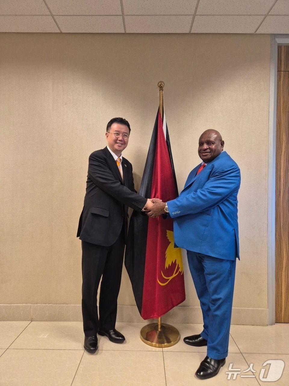 본문 이미지 - 김상훈 외교부 아시아태평양국장이 16일 엘리아스 라후무로 워헝구 파푸아뉴기니 외교차관을 만났다.(외교부 제공)