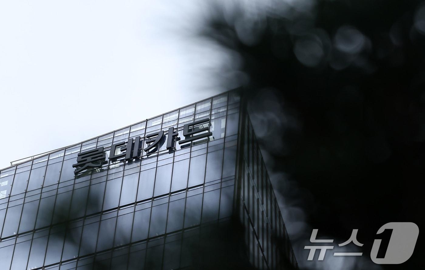 회원 960만여명을 보유한 롯데카드의 '해킹 사고' 피해 규모가 예상보다 훨씬 큰 것으로 파악되면서 파장이 커지고 있다. 17일 금융권에 따르면 롯데카드와 금융당국은 최근 롯데카드 해킹 사고로 인한 정보 유출 범위와 피해자 규모를 확인하고 있다. 조사는 막바지 단계로, 이르면 이번 주 조좌진 롯데카드 대표가 직접 대국민 사과와 피해 대책을 발표할 것으로 알려졌다. 사진은 이날 오후 서울 종로구 롯데카드 본사의 모습. 2025.9.17/뉴스1 ⓒ News1 김성진 기자