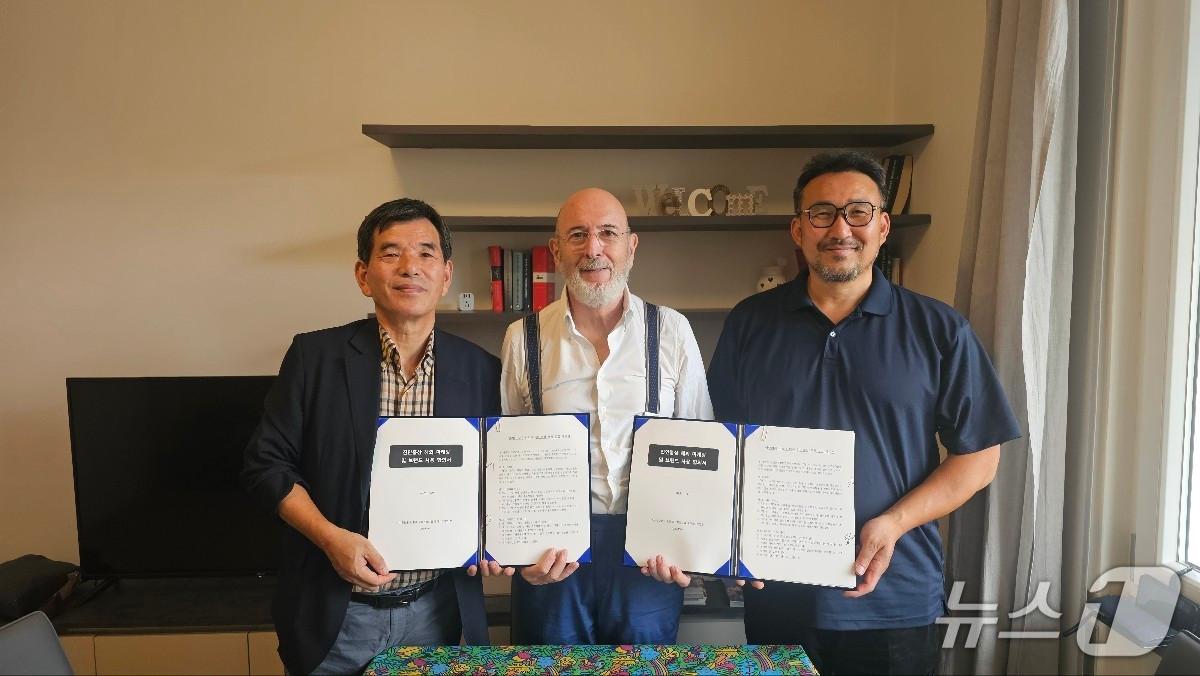 본문 이미지 - 김정배 전북 진안군 친환경홍삼한방산업클러스터 사업단장&#40;왼쪽 첫번째&#41;이 이탈리아에서 파도바 K-Shop 입점을 위한 계약을 완료했다.&#40;진안군제공. 재판매 및 DB금지&#41;2025.9.17/뉴스1