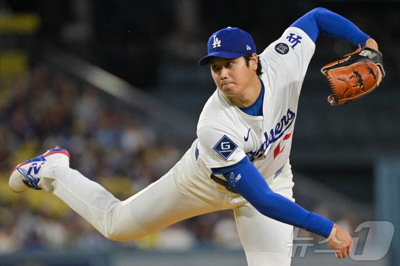 LA 다저스 오타니 쇼헤이는 17일(한국시간) 열린 2025 메이저리그 필라델피아 필리스와 홈 경기에 선발 등판해 5이닝 1볼넷 5탈삼진 무실점 호투를 펼쳤다. 타자로도 홈런을 터뜨려 2시즌 연속 50홈런을 달성했다. ⓒ 로이터=뉴스1