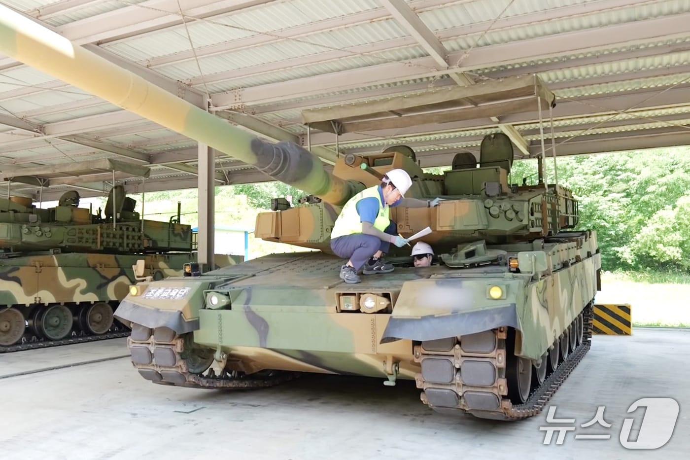 현대로템 관계자가 전남 장성군 육군 기계화학교를 방문해 K2전차 장비 점검을 진행하는 모습(현대로템 제공)