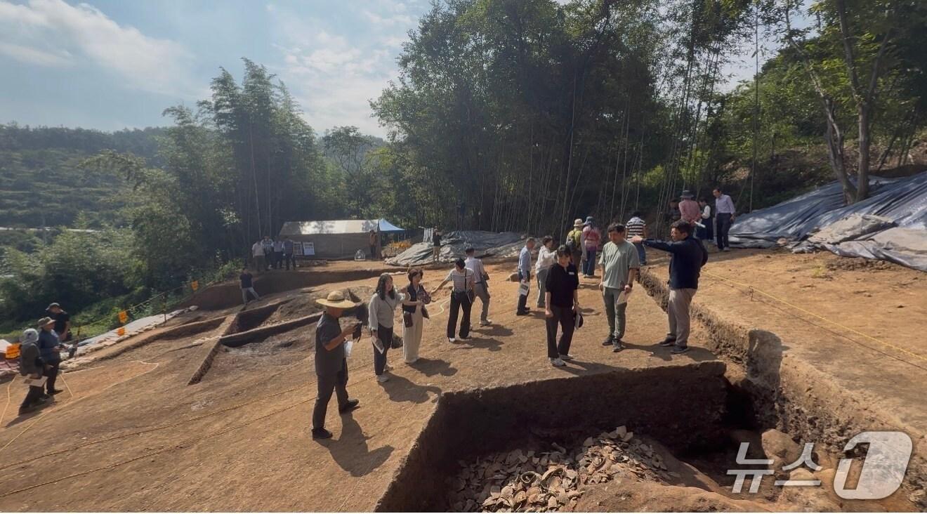 본문 이미지 - 함안군 가야읍 묘사리 토기요지Ⅱ 발굴조사 성과 공유 현장 공개회가 16일 열리고 있다(함안군 제공. 재판매 및 DB금지).