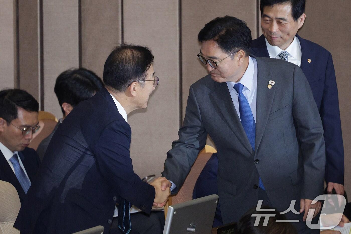 우원식 국회의장과 김윤덕 국토교통부 장관이 17일 오후 서울 여의도 국회에서 열린 제429회국회&#40;정기회&#41; 제7차 본회의에서 인사하고 있다. 2025.9.17/뉴스1 ⓒ News1 신웅수 기자