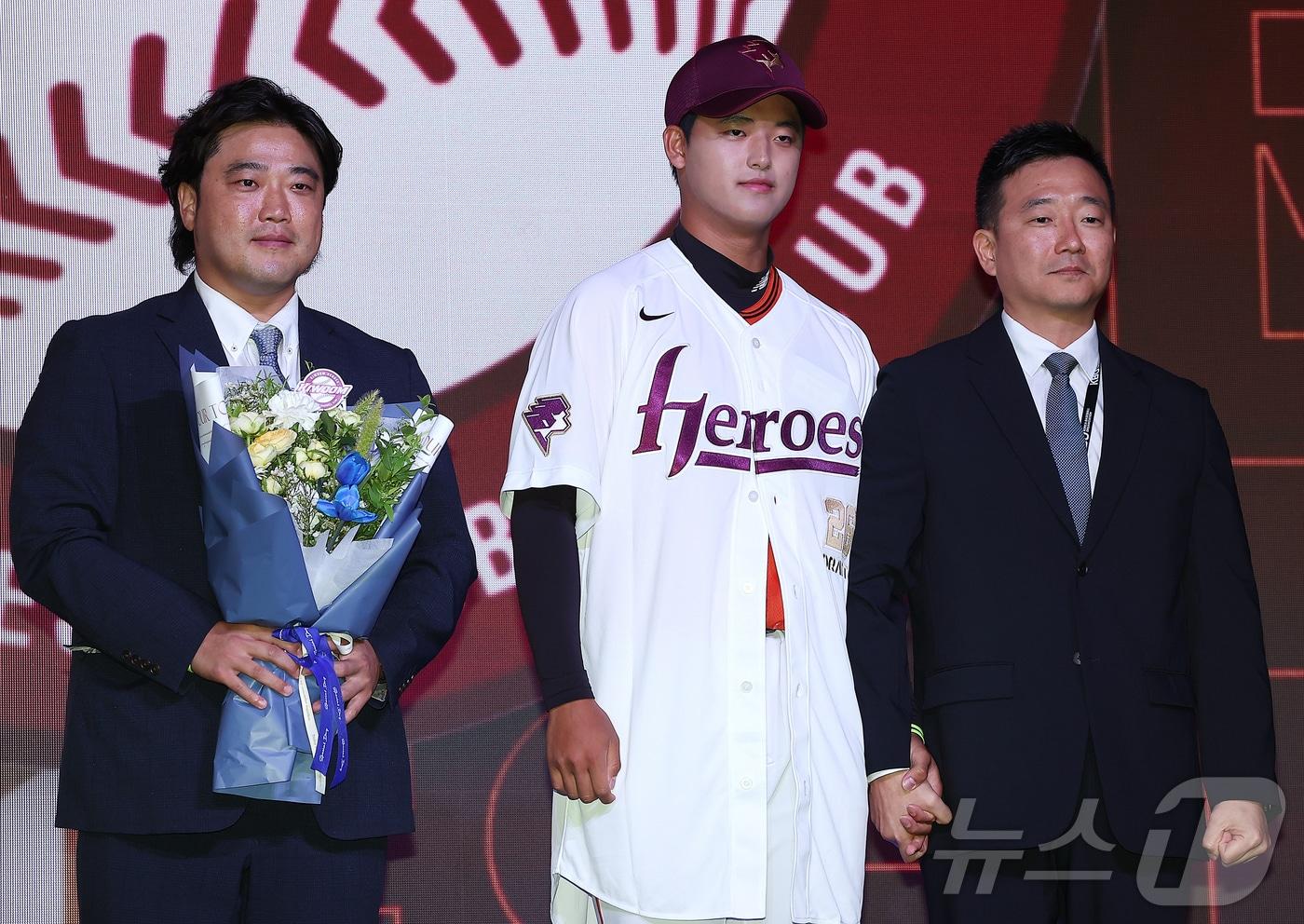 17일 오후 서울 송파구 롯데호텔 월드에서 열린 ‘2026 KBO 신인 드래프트’에서 1라운드 1순위로 키움 히어로즈에 선발된 박준현이 아버지 박석민 전 코치와 기념 촬영을 하고 있다. 2025.9.17/뉴스1 ⓒ News1 김진환 기자
