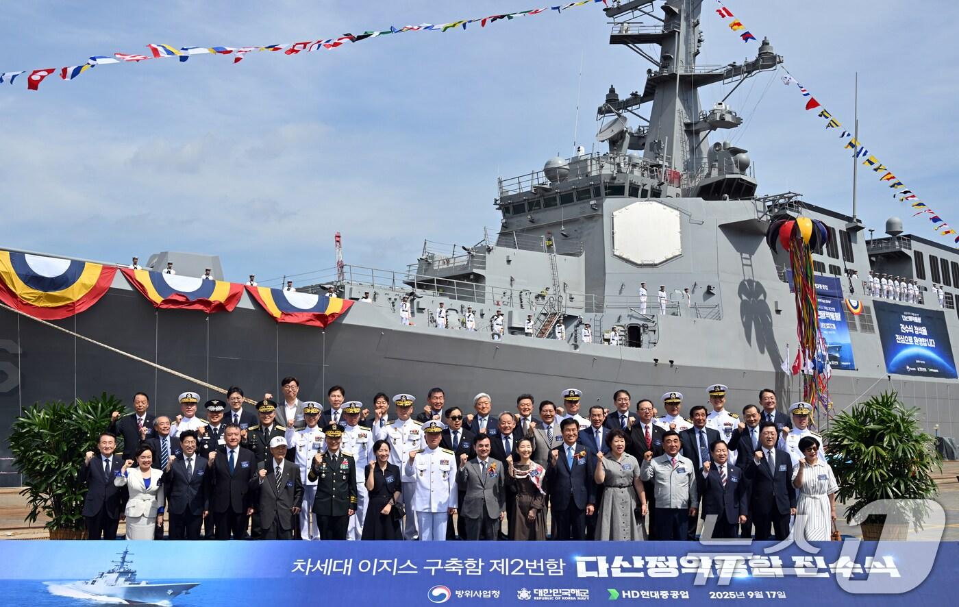 17일 HD현대중공업 울산본사에서 열린 '다산정약용함' 진수식에서 안규백 국방부장관, 강동길 해군참모총장, 이상균 HD현대중 대표이사 등 참석자들이 기념 촬영을 하고 있다. 2025.9.17/뉴스1 ⓒ News1 조민주 기자
