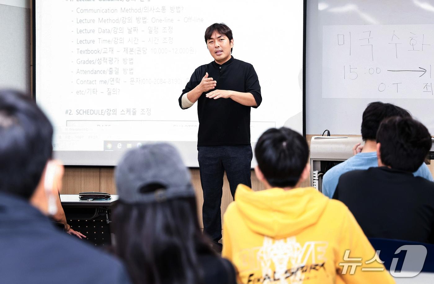 청각장애를 가진 허세영 교사가 대구대에서 미국 수어 수업을 진행하고 있다. &#40;대구대 제공. 재판매 및 DB금지&#41;