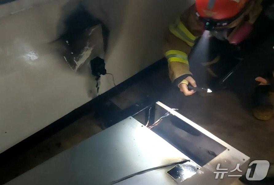본문 이미지 - 17일 오전 10시 14분쯤 서울 성동구 한양대 공업센터 별관에서 화재가 발생했다.(서울 성동소방서 제공)