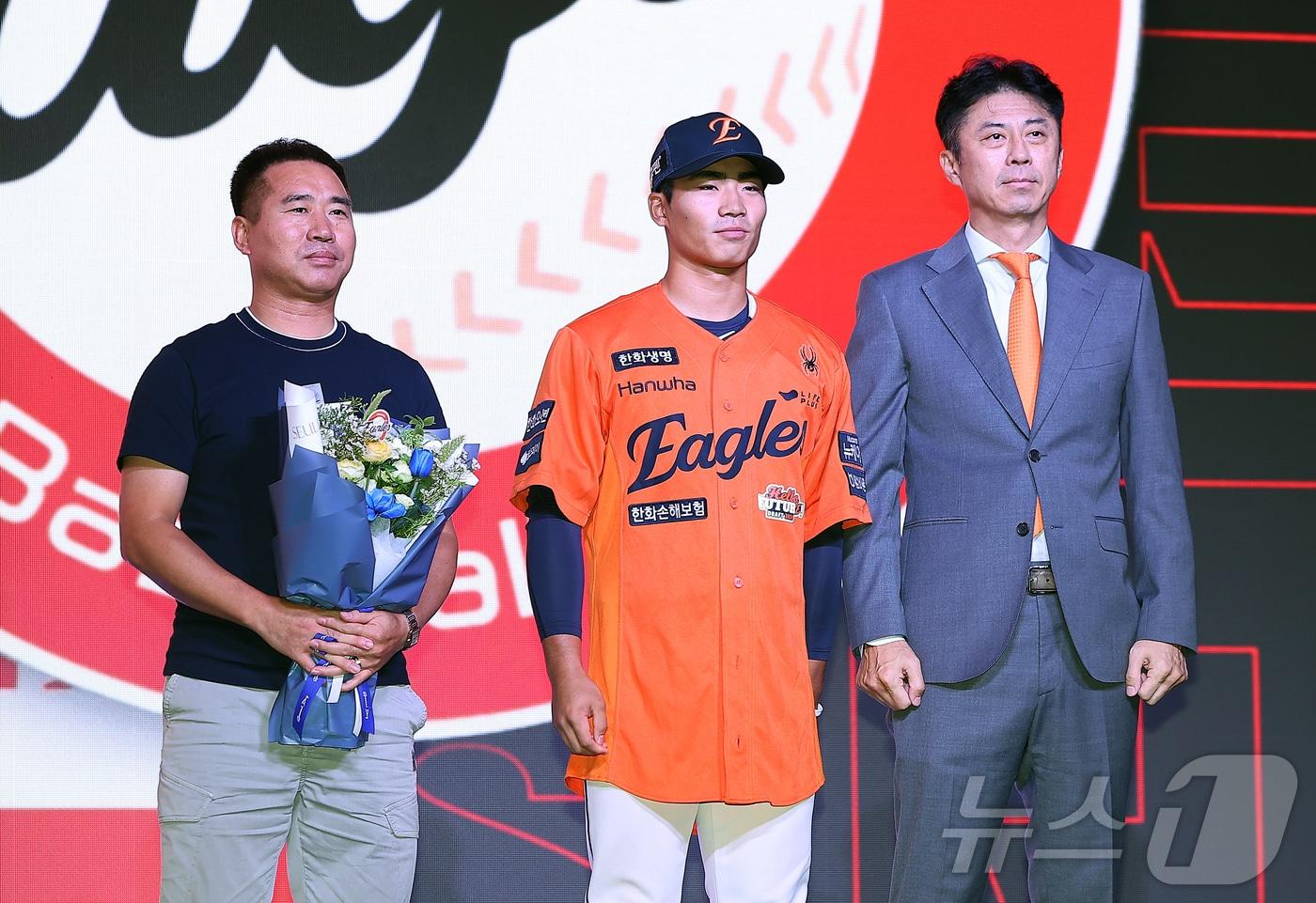 손혁 한화 이글스 단장&#40;오른쪽&#41;과 2026 프로야구 신인 드래프트 1라운드 전체 3순위로 지명된 오재원&#40;가운데&#41;. 2025.9.17/뉴스1 ⓒ News1 김진환 기자