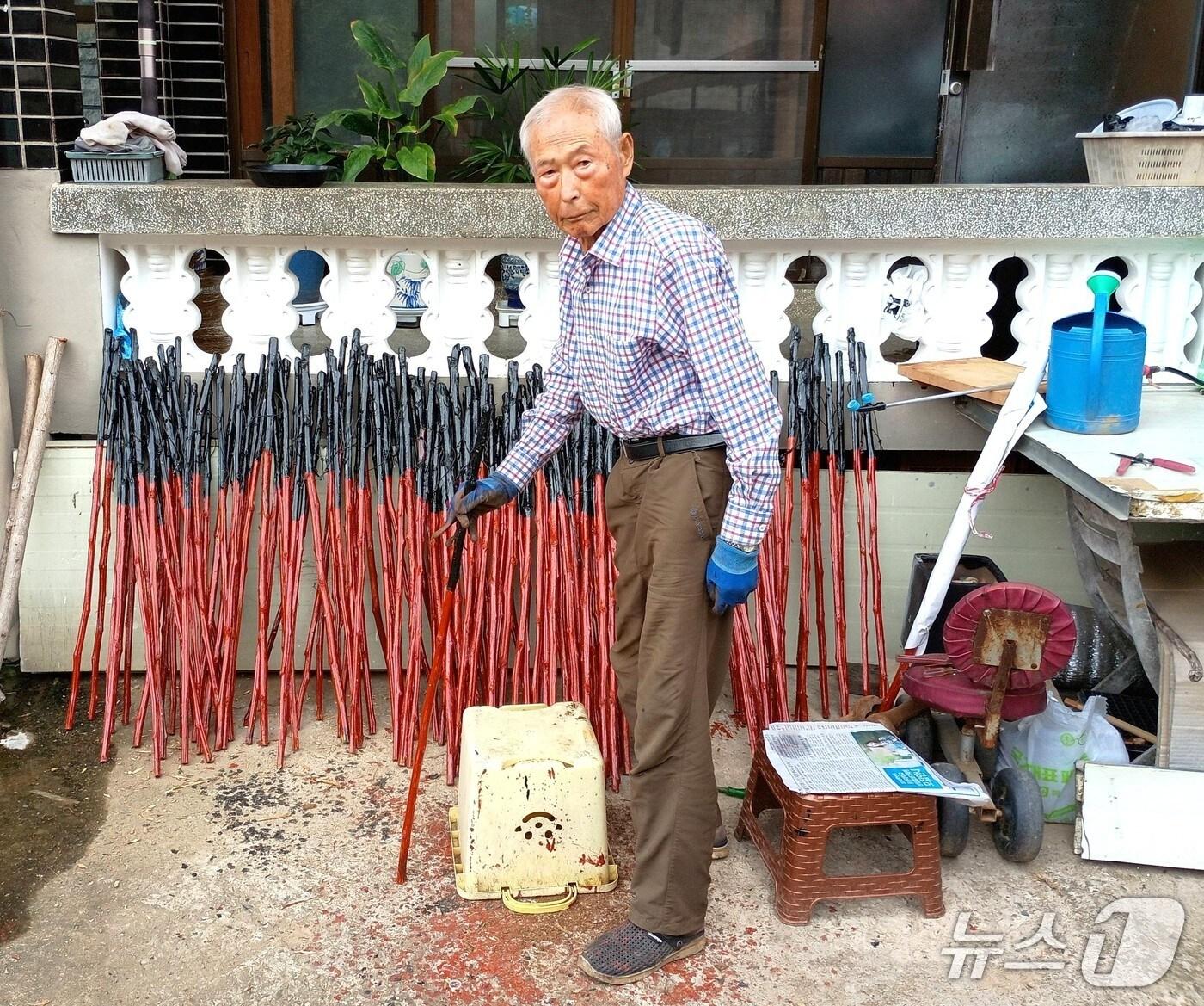본문 이미지 - 장수지팡이를 기증한 최규택씨 (영동군 제공. 재판매 및 DB금지) /뉴스1