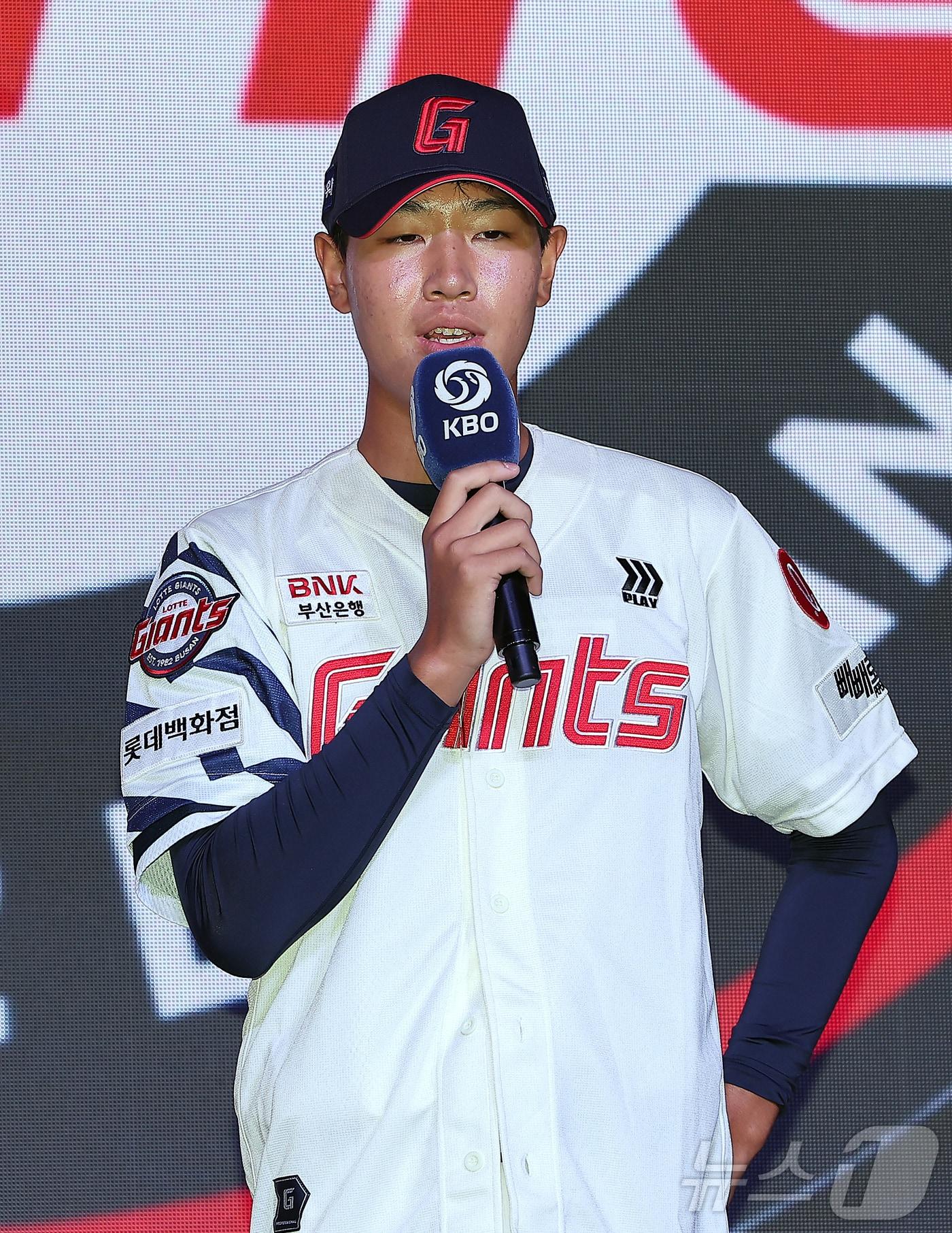 본문 이미지 - 대선 고교 최동원상을 받은 신동건&#40;롯데&#41;. /뉴스1 DB ⓒ News1 김진환 기자