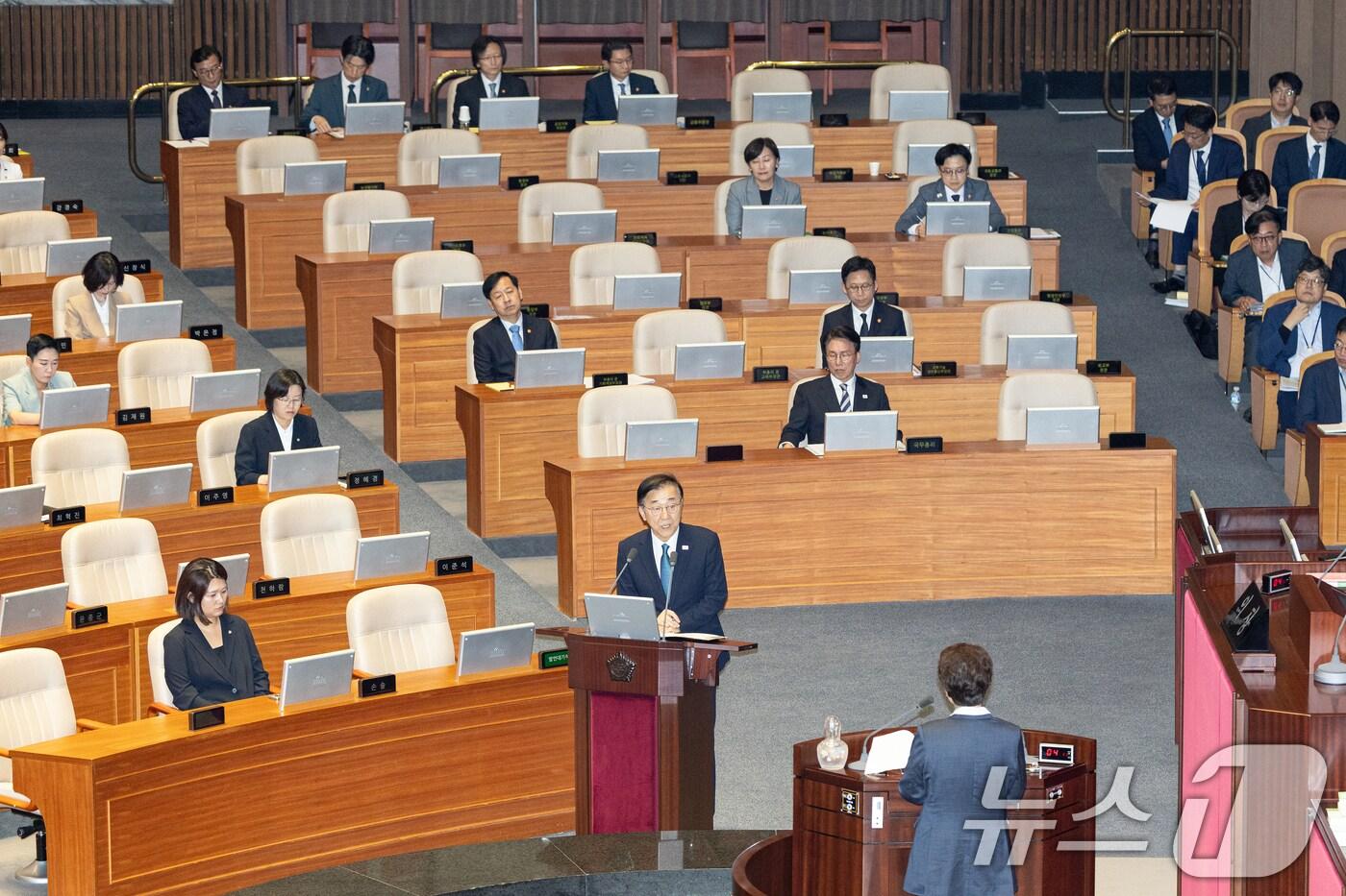 김윤덕 국토교톻부 장관이 17일 서울 여의도 국회에서 열린 제429회 국회&#40;정기회&#41; 제7차 본회의 이언주 더불어민주당 의원의 경제에 대한 대정부 질문에 답변을 하고 있다. 2025.9.17/뉴스1 ⓒ News1 이승배 기자