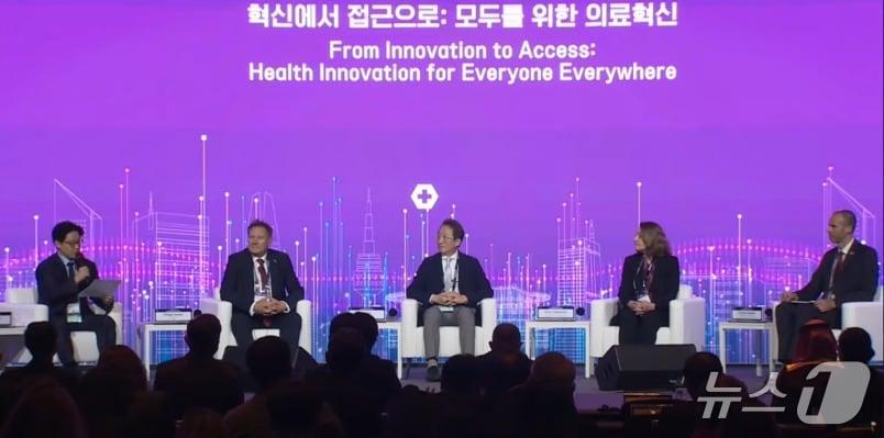본문 이미지 - 보건복지부와 세계보건기구&#40;WHO&#41;가 17일 서울 신라호텔에서 &#39;혁신에서 접근으로: 모두를 위한 의료혁신&#39;을 주제로 개최한 &#39;2025 세계 바이오 서밋&#39;에서 &#39;리더스 다이올로그&#39;&#40;Leaders’Dialogue&#41; 토론이 이어졌다./ 뉴스1 ⓒ News1