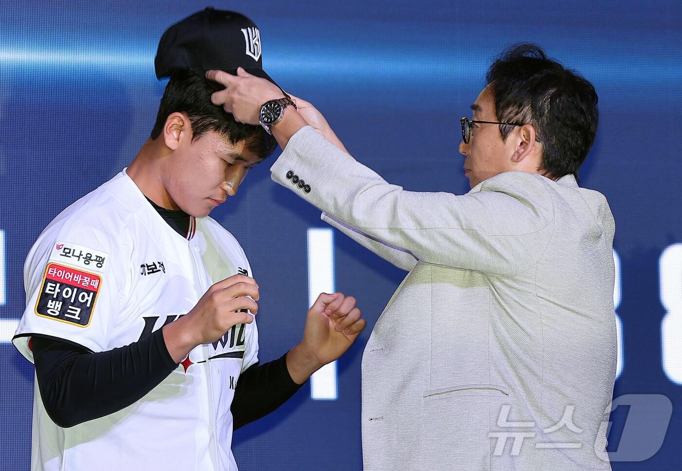 17일 오후 서울 송파구 롯데호텔 월드에서 열린 ‘2026 KBO 신인 드래프트’에서 1라운드 6순위로 kt 위즈에 선발된 박지훈이 모자를 쓰고 있다. 2025.9.17/뉴스1 ⓒ News1 김진환 기자