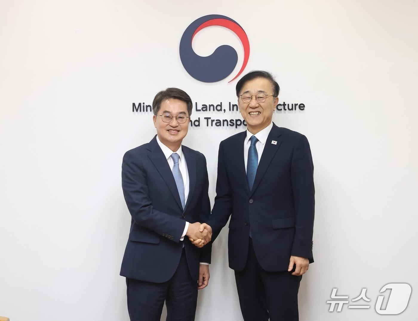 본문 이미지 - 김동연 경기도지사&#40;왼쪽&#41;와 김윤덕 국토교통부 장관.&#40;경기도 제공. 재판매 및 DB금지&#41;